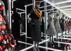 Spektakularna wystawa „Dior: Designer of Dreams” w Londynie