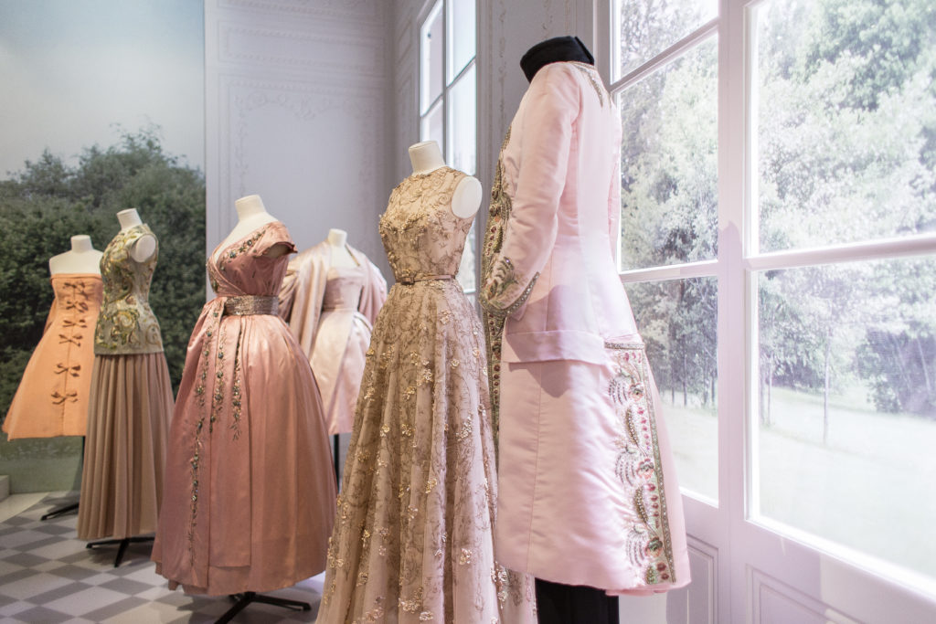 Historyczne motywy w kolekcjach Diora. | Wystawa „Dior: Designer of Dreams” w Londynie. Fot. Magdalena Anna Szmidt | www.magdalenaszmidt.com